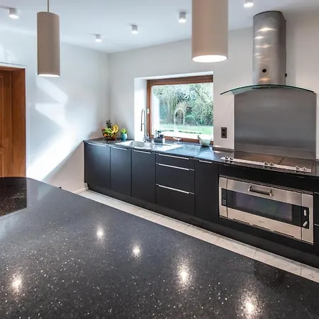 9 Personnes- Le Refuge Du Saule Дом отдыха Burdinne